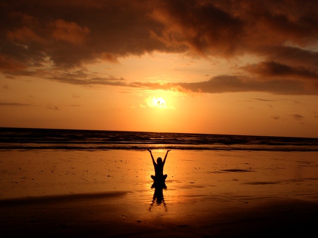 Un amanecer ante el que elevar las manos para Descubrir la fuerza que reside dentro de ti. En nuestro viaje de life coaching, exploramos la conexión profunda con tu interioridad y espiritualidad. Encuentra la guía para desbloquear tu potencial, cultivar la paz interior y trazar un camino hacia una vida plena. ¡Bienvenido a un espacio donde el crecimiento personal se fusiona con la espiritualidad, transformando tu vida de adentro hacia afuera! ?✨ #CoachingDeVida #Interioridad #Espiritualidad #DescubreTuPotencia