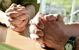 Orar reflexión y claves para el crecimiento personal. Se trata de un artículo de interioridad y espiritualidad que trata sobre la oración desde una perspectiva amplia y diferente. Forma parte del proceso de Coaching y lleva a trascender a viajar dentro de la persona para transformarse y trascender.