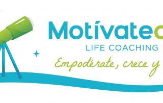 Logotipo oficial de Motívatecan Life Coaching que incluye la ilustración de un telescopio verde sobre una onda azul, estrellas y el eslogan 'Empodérate, crece y vence